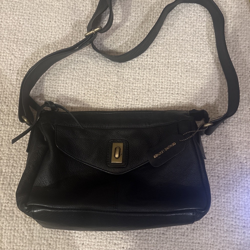 VTG Great American  Black Leather Cross Body Shoulder Bag With Gold Clasp.
